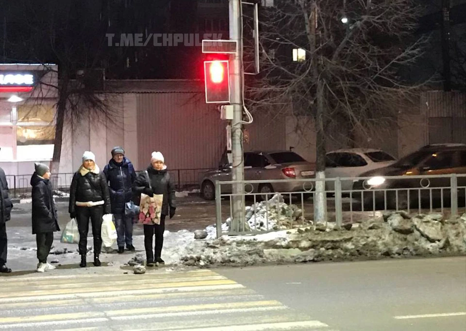 На проспекте Ульяновском люди жалуются на пешеходный светофор, который не переключается на «зеленый»