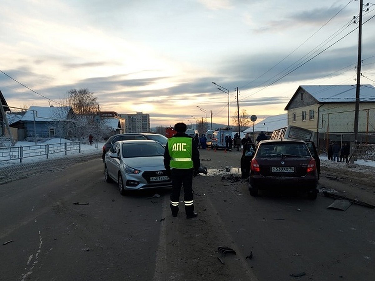 В Нижнем Тагиле в массовой аварии с участием рейсового автобуса погиб  человек - KP.RU