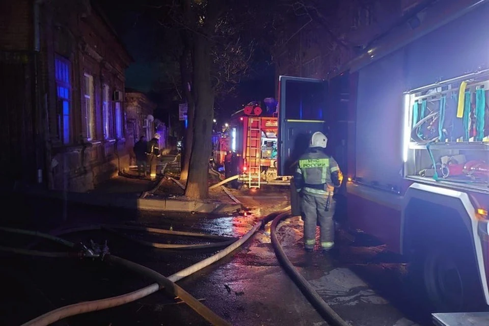 Из горящего дома удалось спасти троих человека. Фото: ГУ МЧС по Ростовской области