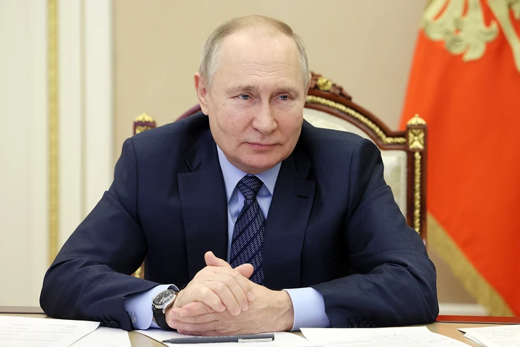 Зарплаты бюджетников поднимут уже в январе: Путин дал указ