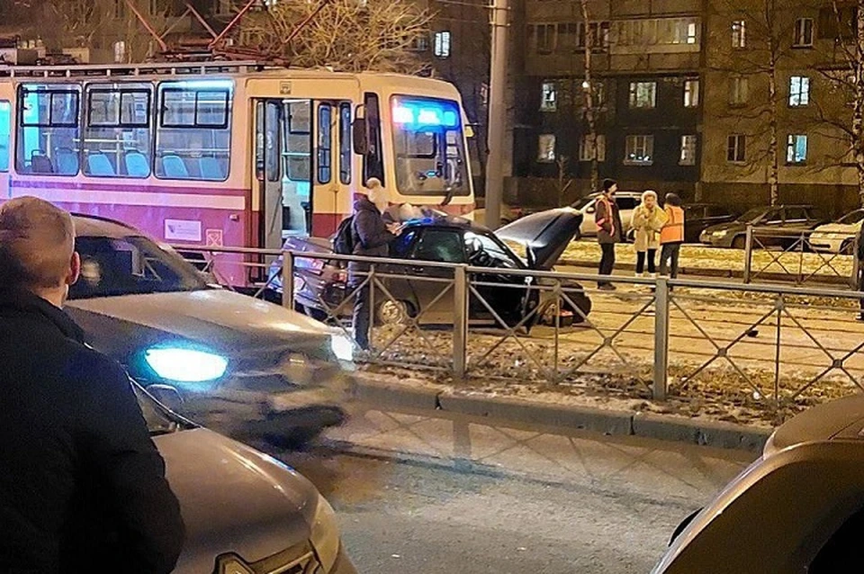 Жесткое ДТП случилось на проспекте Авиаконструкторов. Фото: телеграмм-канал ДТП и ЧП СПб