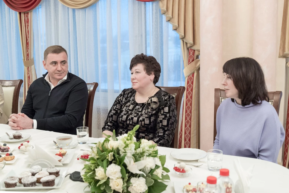 Губернатор пригласил мам участников СВО на чаепитие. Фото: пресс-служба правительства Тульской области.