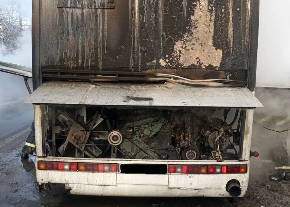 Туристический автобус вспыхнул на дороге в Нижнем Новгороде.