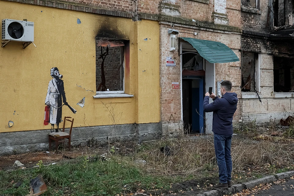 Бэнкси приехал в этом году на Украину и оставил местным в качестве жеста доброй воли семь граффити на уличных объектах