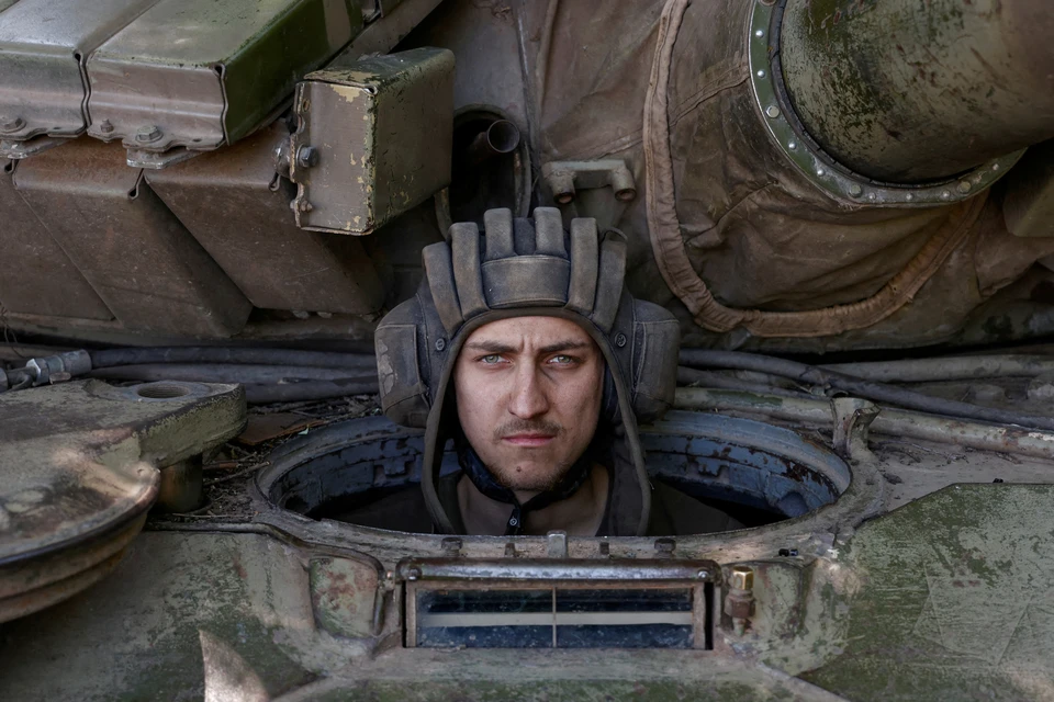 Украинским танкистам заваривают люки, чтобы они не сбежали с поля боя