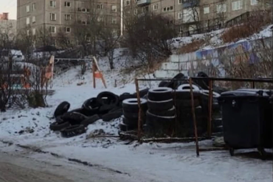 Жители Мурманска сообщили о появлении незаконной свалке автопокрышек. Фото: vk.com/public214864391