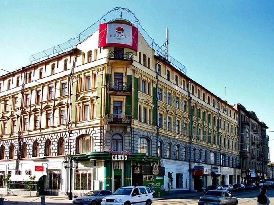 Здание гостиницы находится на улице Фрунзе.