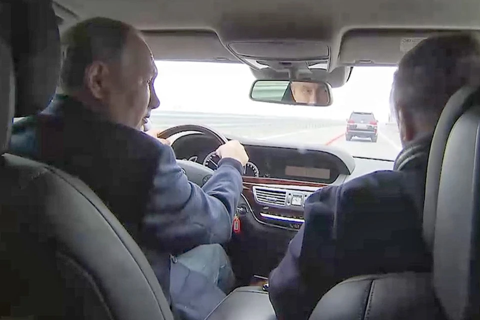 Владимир Путин сел за руль, чтобы оценить ремонт Крымского моста.