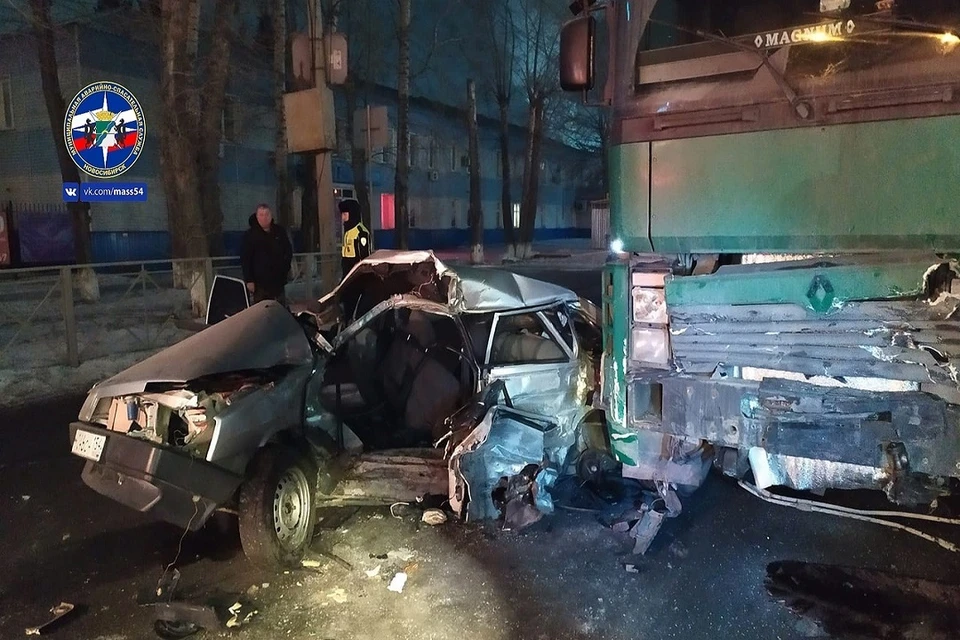 На фото, которые показали спасатели, видно, что легковушка превратилась в покореженную груду металла. Фото: МАСС.