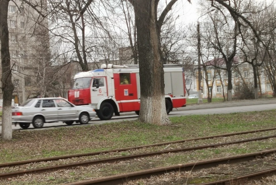 Пожарные продолжают бороться с огнем в районе курского аэродрома