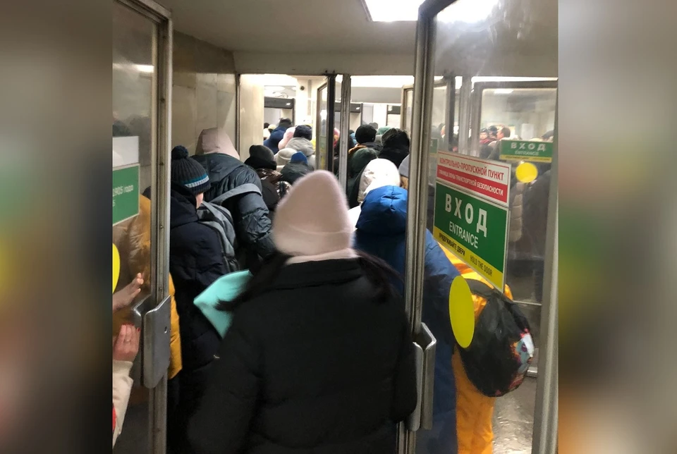 Жители Екатеринбурга жалуются на огромные очереди в метро - KP.RU