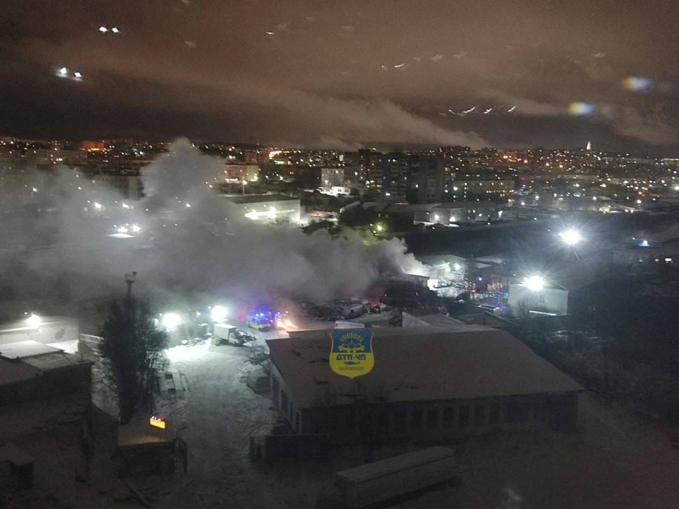 На улице Осипенко в Мурманске горит автосервис. Фото: vk.com/murmansk_dtp