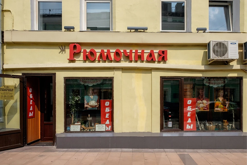 В рюмочных редко можно было встретить одиноких людей, обычно собирались компании из трех мужчин. Фото: Александр Зеликов/ТАСС