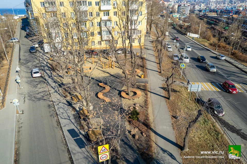 В некоторых дворах установили детские и спортивные площадки.