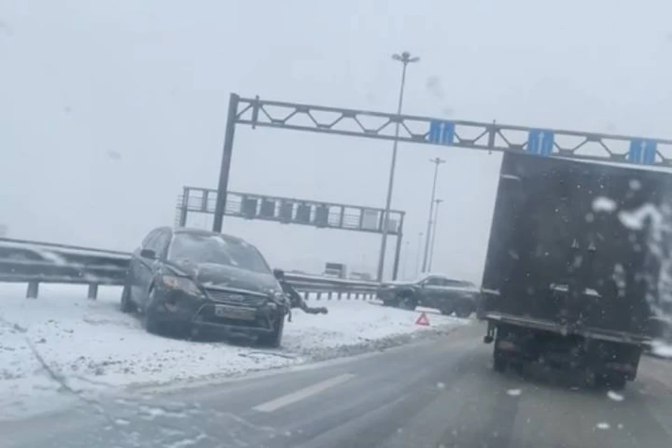Две легковушки попали в ДТП на КАД Петербурга во время снегопада