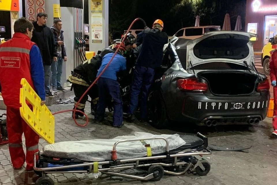 Водитель заезжал на заправку и наехал на бензоколонку Фото: пресс-служба ОГИБДД УВД по городу Сочи