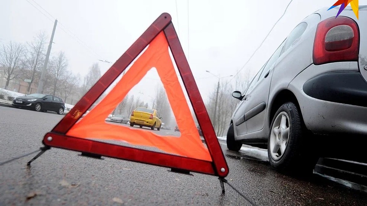 В Германии белорус на грузовике перевозил легковое авто и разбил его о  потолок тоннеля - KP.RU