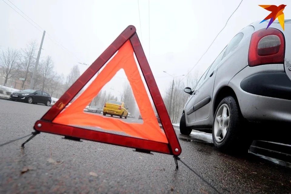 В Германии белорус на грузовике перевозил легковушку и врезался в тоннель. Снимок носит иллюстративный характер.