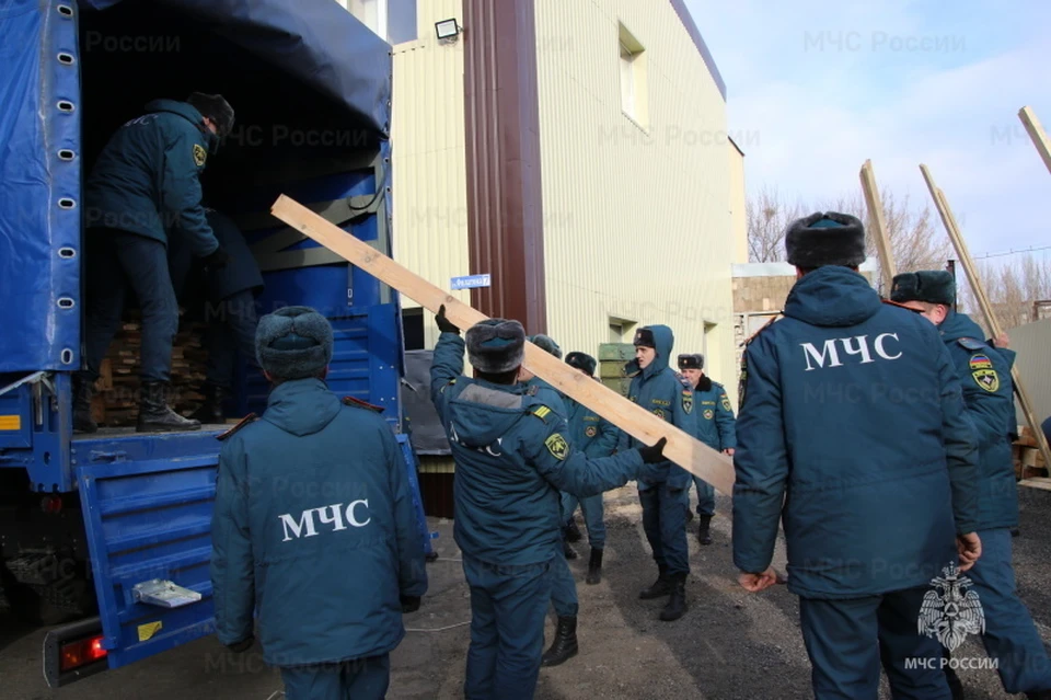 Нижегородские спасатели доставили 6 тонн гуманитарного груза коллегам в Харцызск ДНР.