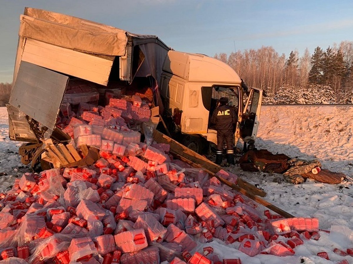 На Тюменском тракте в ДТП с тремя фурами погиб один из водителей - KP.RU