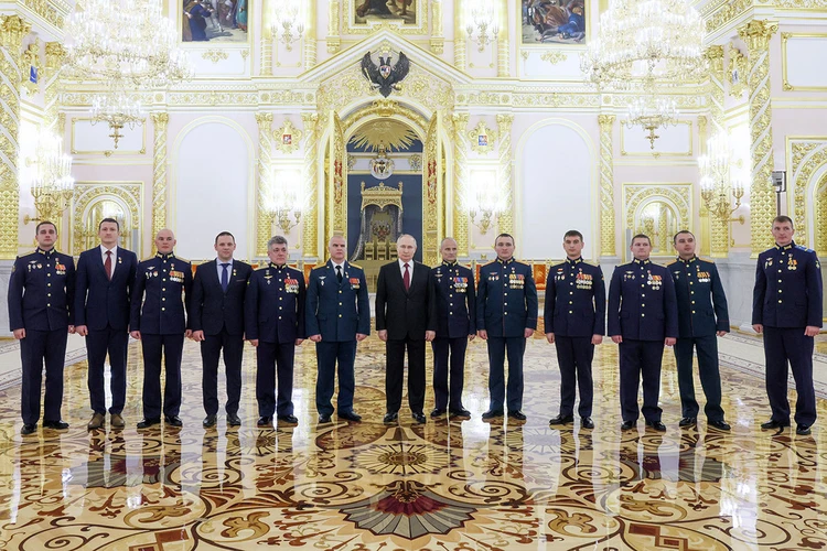 Награжденные «Звездами» Герои России перед Путиным скромно молчали. Но мы расскажем об их подвигах