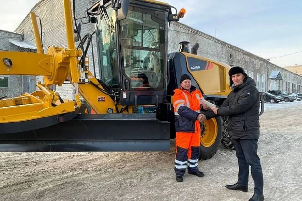 Новые автогрейдеры направят в Лузский, Подосиновский, Нолинский, Омутнинский, Советский и Нововятский районы. Фото: Правительство Кировской области
