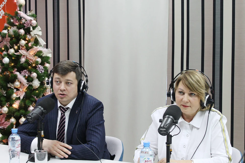 Бари Галимович Хаиров и Алла Александровна Данилевская в студии Радио «Комсомольская правда».