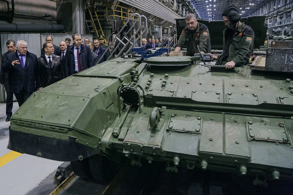 Октябрь 2022 года. Нижний Тагил. Заместитель председателя Совета безопасности РФ Дмитрий Медведев во время контрольной проверки выпуска танков на территории корпорации "Уралвагонзавод". Фото: ТАСС