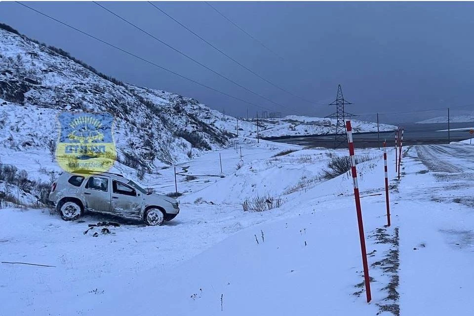 Машина вылетела с дороги рядом с Териберкой. Фото: vk.com/murmansk_dtp