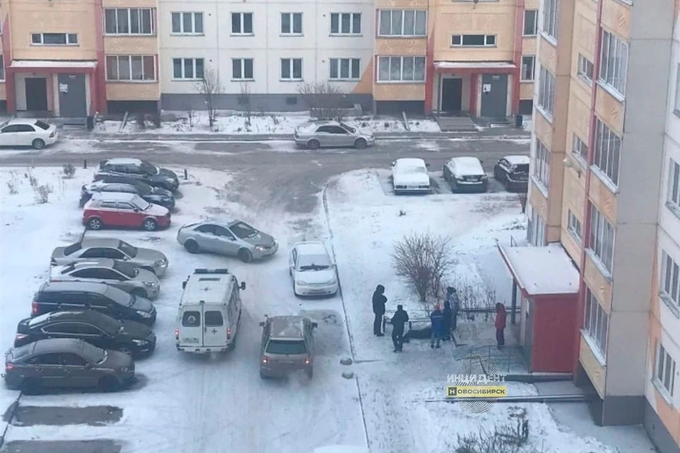 Мужчина лежал на снегу около подъезда. Фото: Инцидент Новосибирск