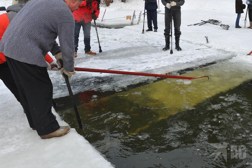 Подготовка проруби к моржеванию.