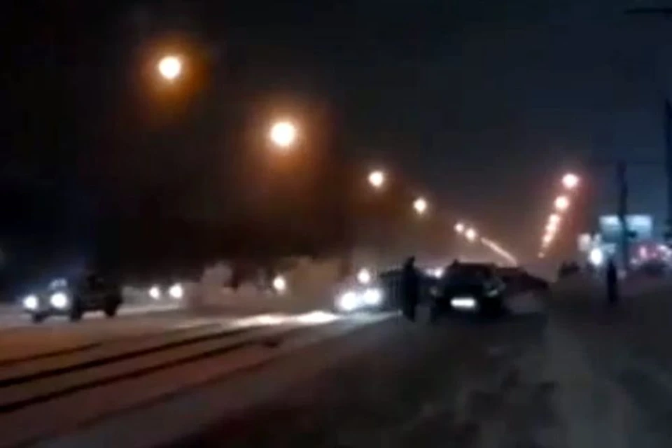 Толпа напала на мужчину на улице Петухова.