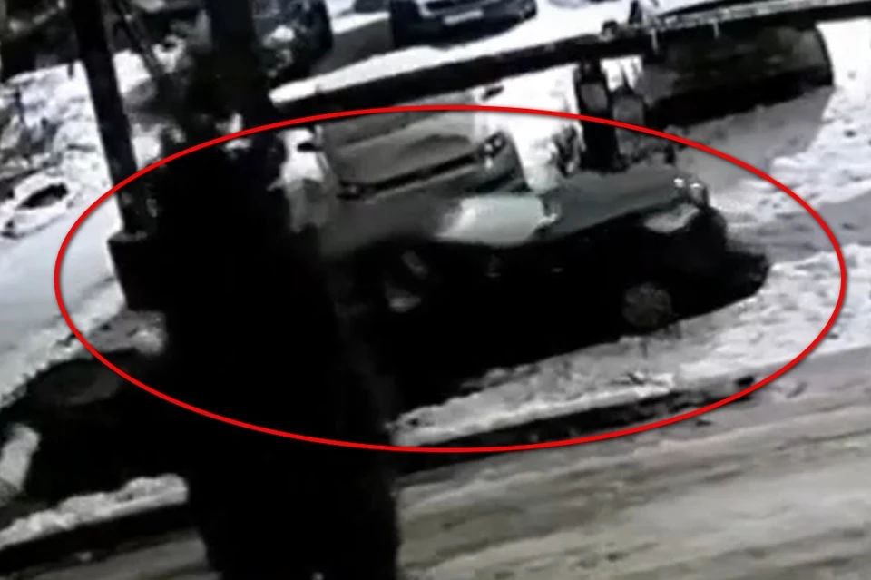 На незаконной парковке по улице Пугачева в Рязани машина провалилась под землю.
