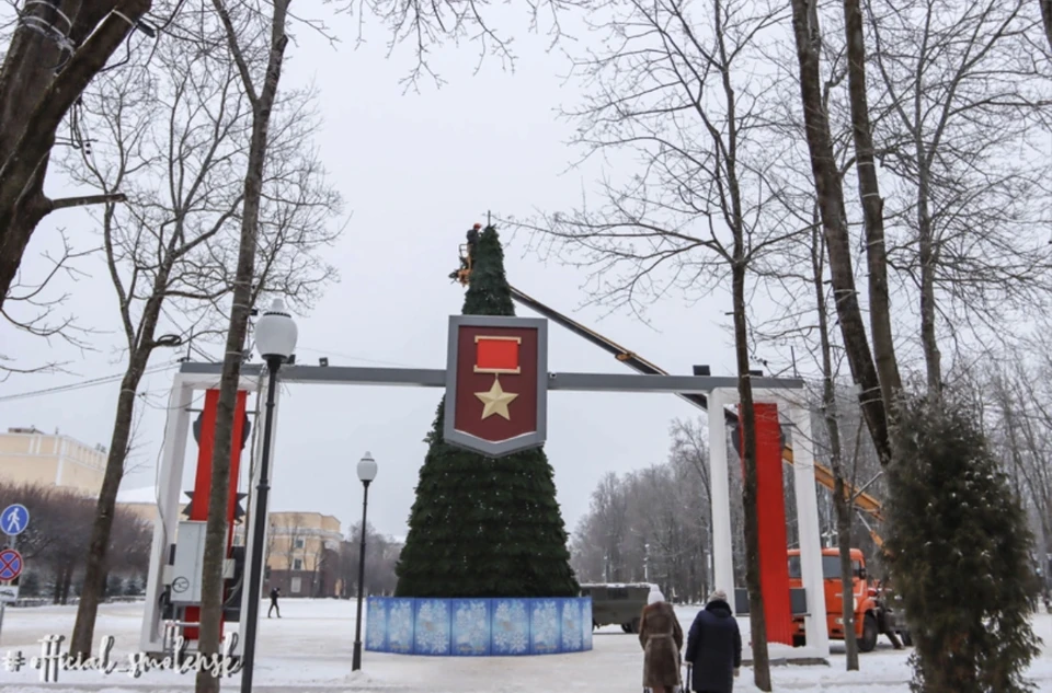 В центре Смоленска установили новогоднюю ёлку. Фото: пресс-служба администрации города.