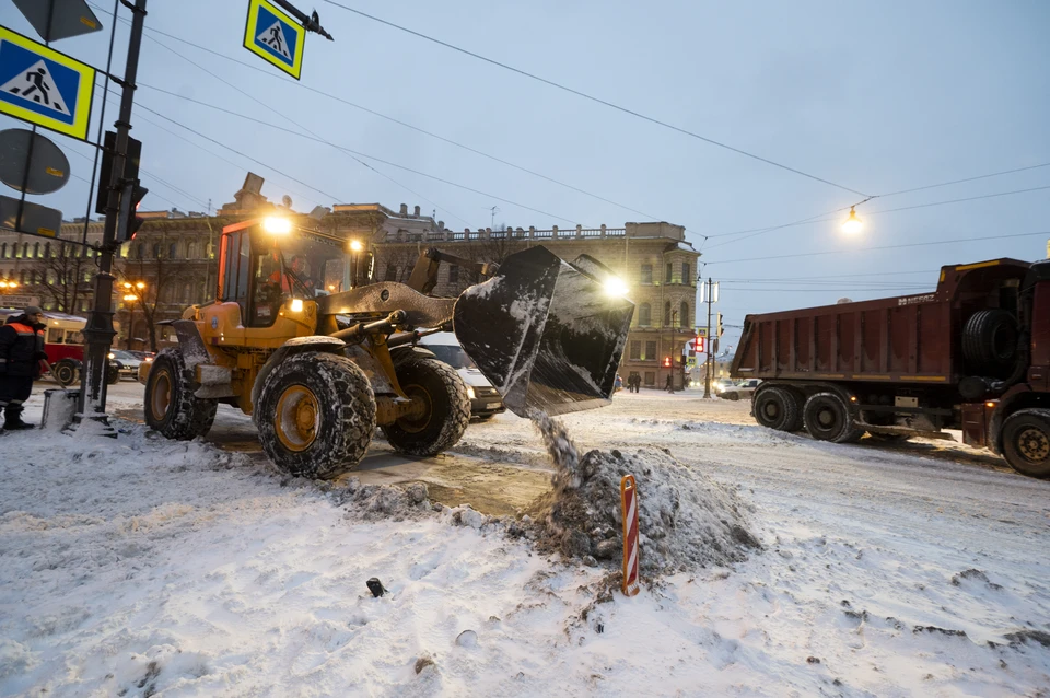 В Петербурге продолжают бороться с последствиями циклона.