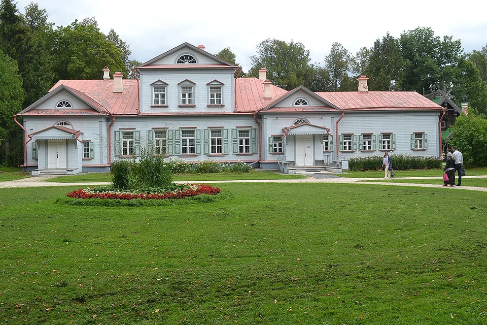 Главный усадебный дом на территории музея-заповедника "Абрамцево".
