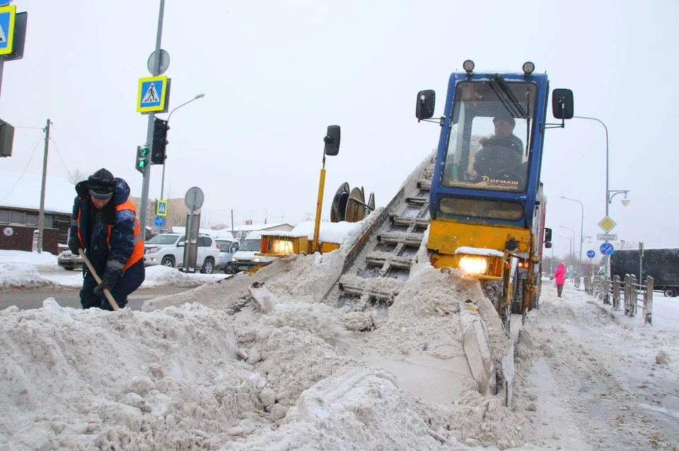 В Тюмени круглосуточно убирают улицы от снега.