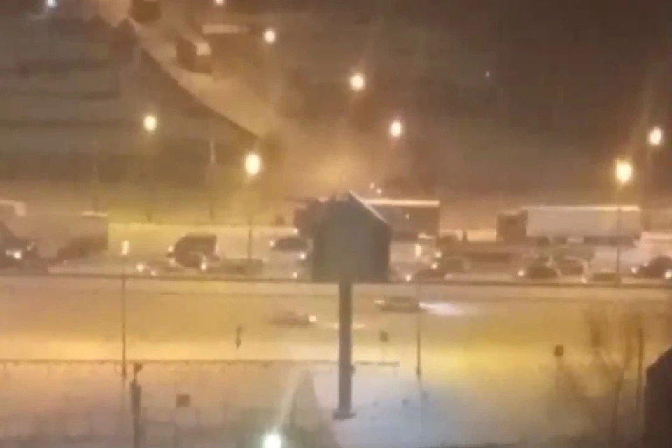 Из-за сильного снегопада в Москве грузовики застряли на МКАД Фото: стоп-кадр из видео