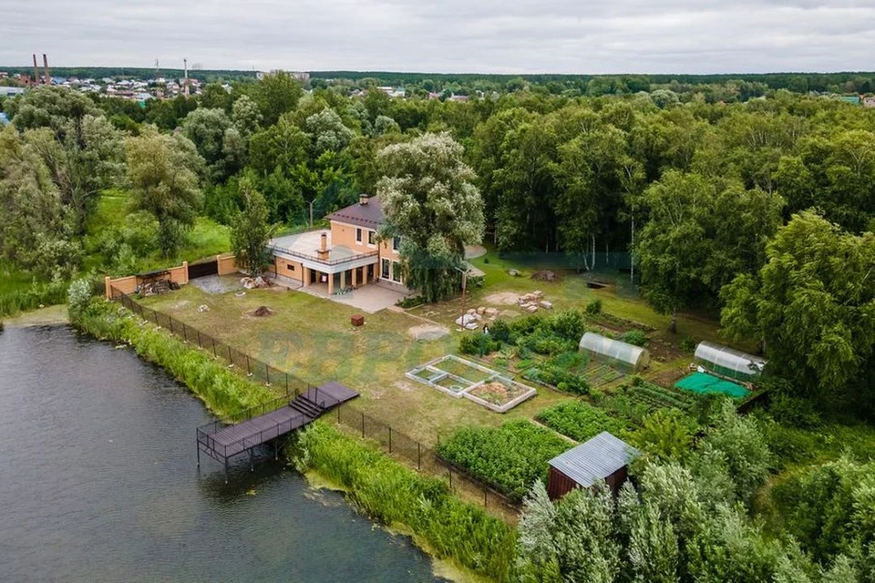 В Новосибирске за 47 миллионов рублей продают коттедж с пирсом, сауной и гаражом. Фото: Циан