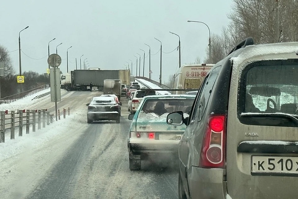 Утром 14 декабря на Суринском мосту в Ярославле образовалась огромная пробка. ФОТО: группа "Жесть Ярославль" ВКонтакте