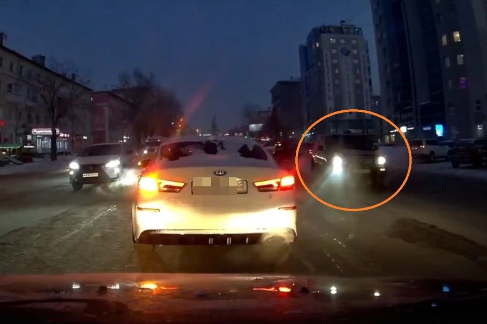 Водитель иномарки проехался по встречке в Ленинском районе Новосибирска. Фото: стоп-кадр из видео / АСТ-54