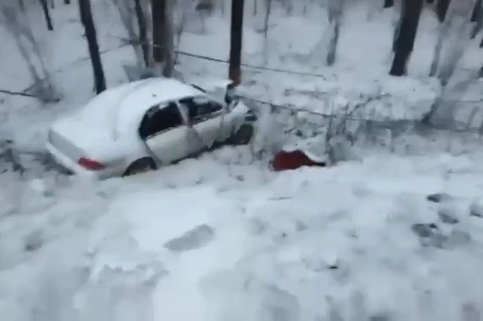 Водитель Mitsubishi Lancer врезался в дерево на федеральной трассе в Братске и погиб