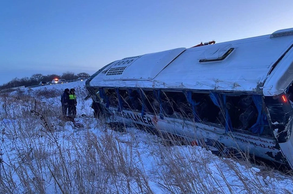 Попавший в смертельное ДТП автобус вытащили из кювета в Хабаровском крае Фото: паблик Хабаровск