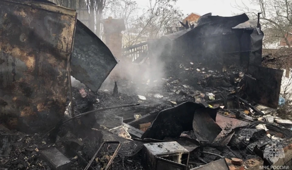 В Смоленске 54-летний мужчина пострадал при пожаре в бытовом вагончике. Фото: пресс-служба ГУ МЧС по Смоленской области.