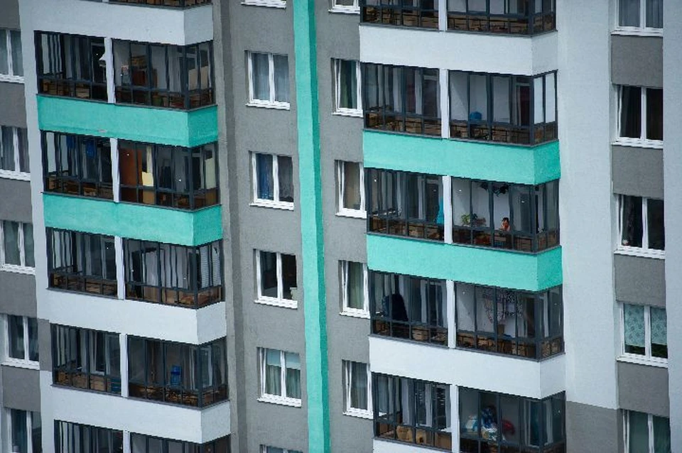 В Иванове из окна многоэтажки упала девушкаю.
