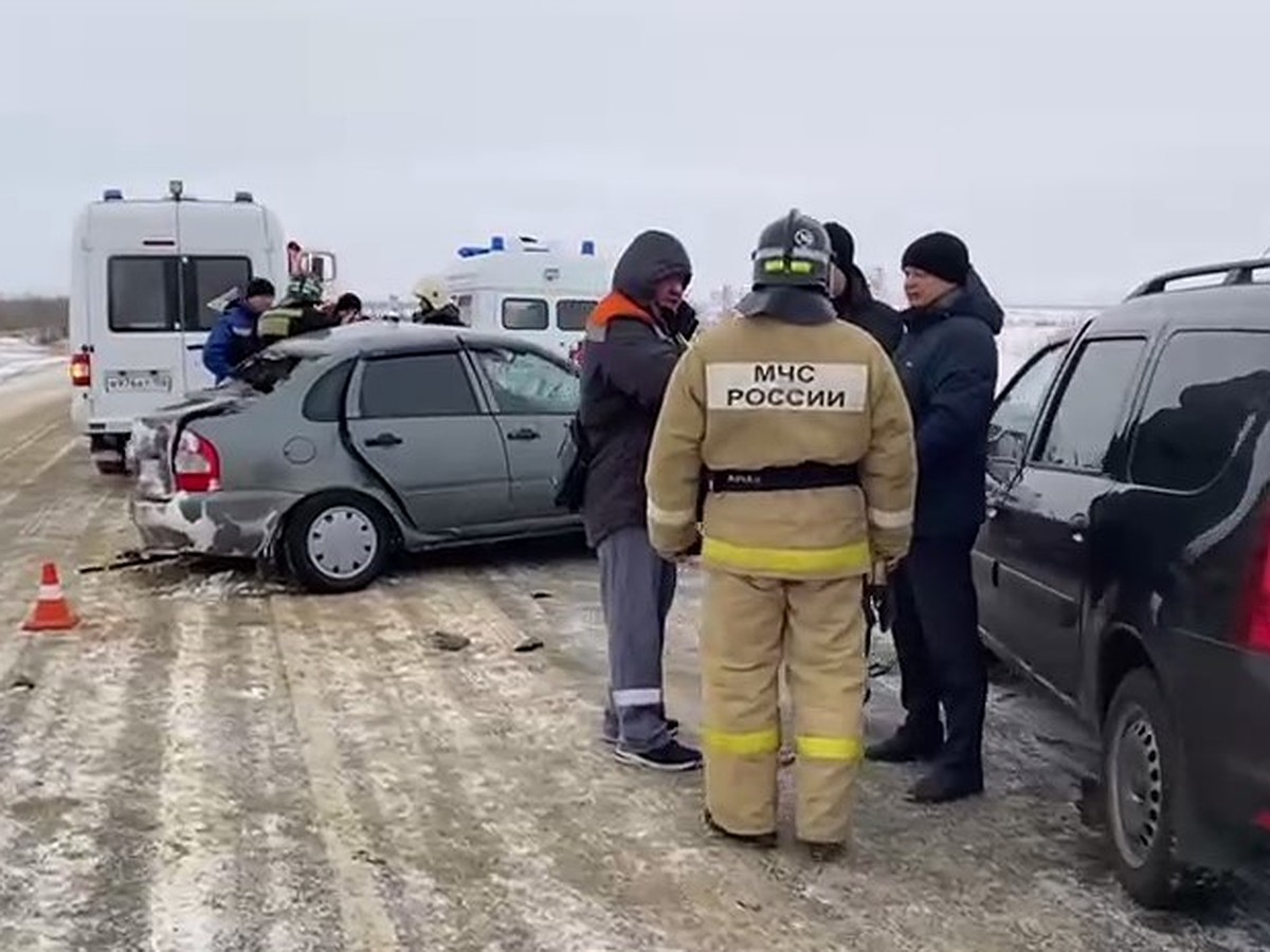 В лобовом столкновении на трассе в Оренбургской области погибли мужчина и  5-летняя девочка - KP.RU