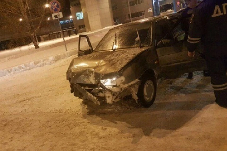 Автомобиль получил серьезные повреждения.
