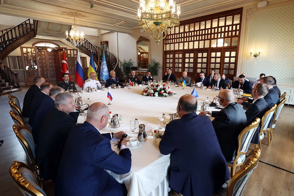 Абсолютное большинство населения 27 стран Евросоюза хотело бы, чтобы Россия и Украина начали мирные переговоры - такой результат опроса венгерского центра изучения общественного мнения Szazadveg, проводимого во всех странах ЕС.