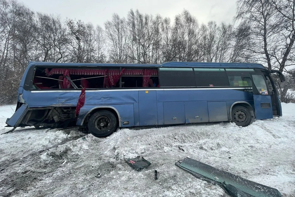 Автобус улетел в кювет. Фото: пресс-служба ГУ МВД России по Новосибирской области