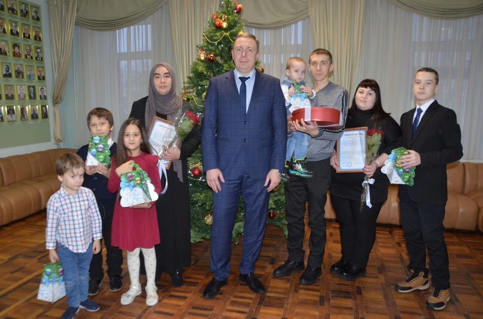 Врио главы города вручил сертификаты двум молодым семьям